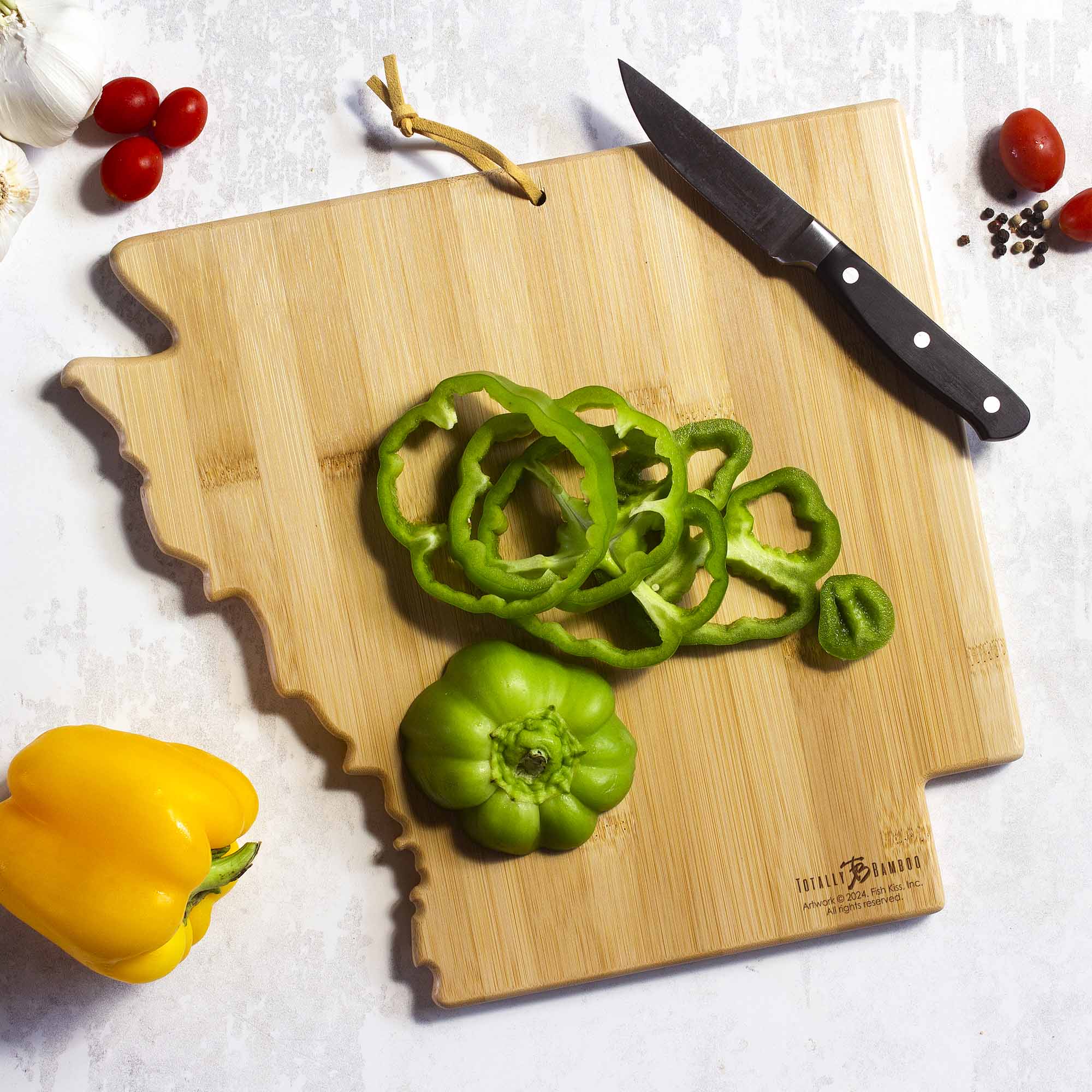 totally-bamboo-arkansas-state-shaped-cutting-board-with-fish-kiss-artwork-by-ann image 3