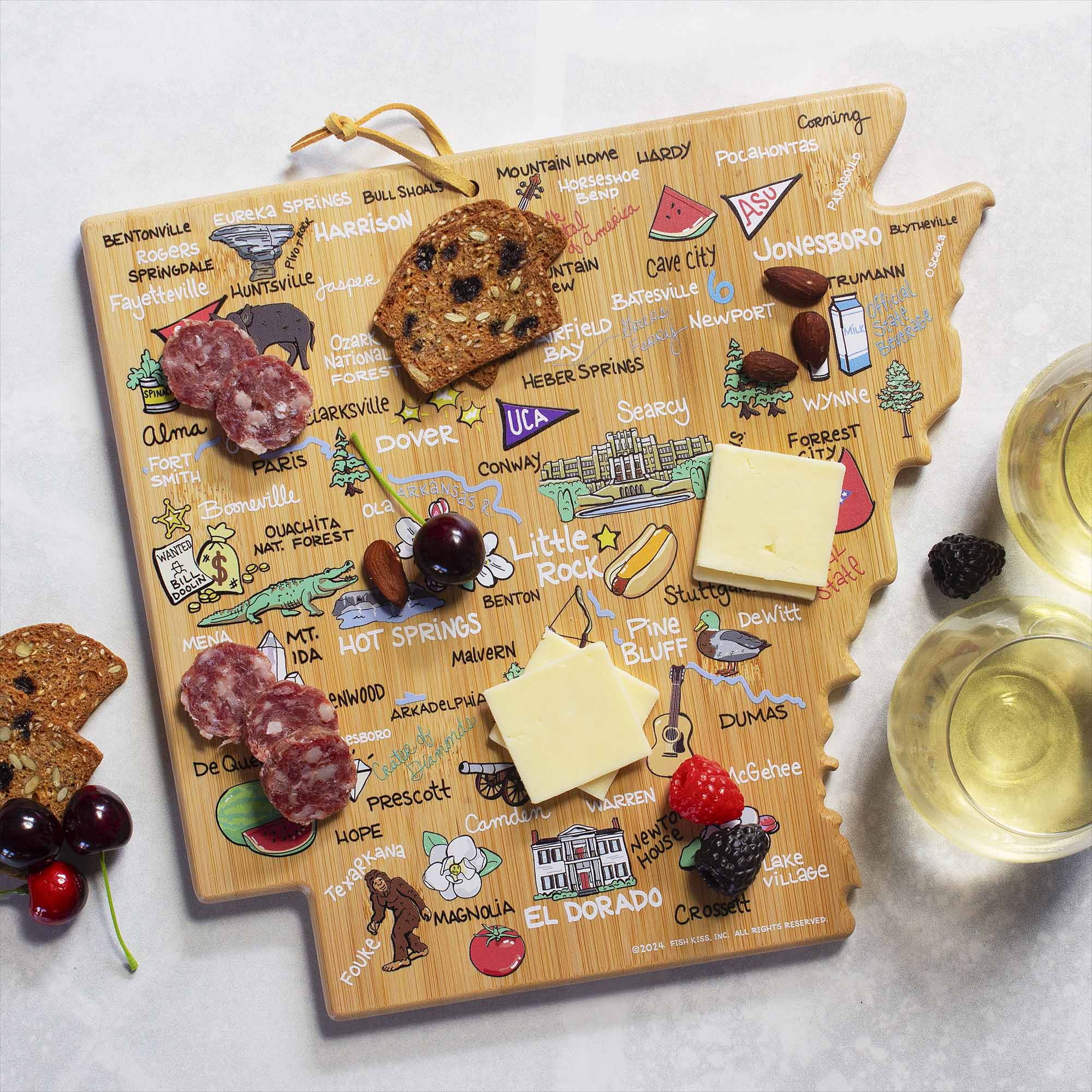 totally-bamboo-arkansas-state-shaped-cutting-board-with-fish-kiss-artwork-by-ann image 2
