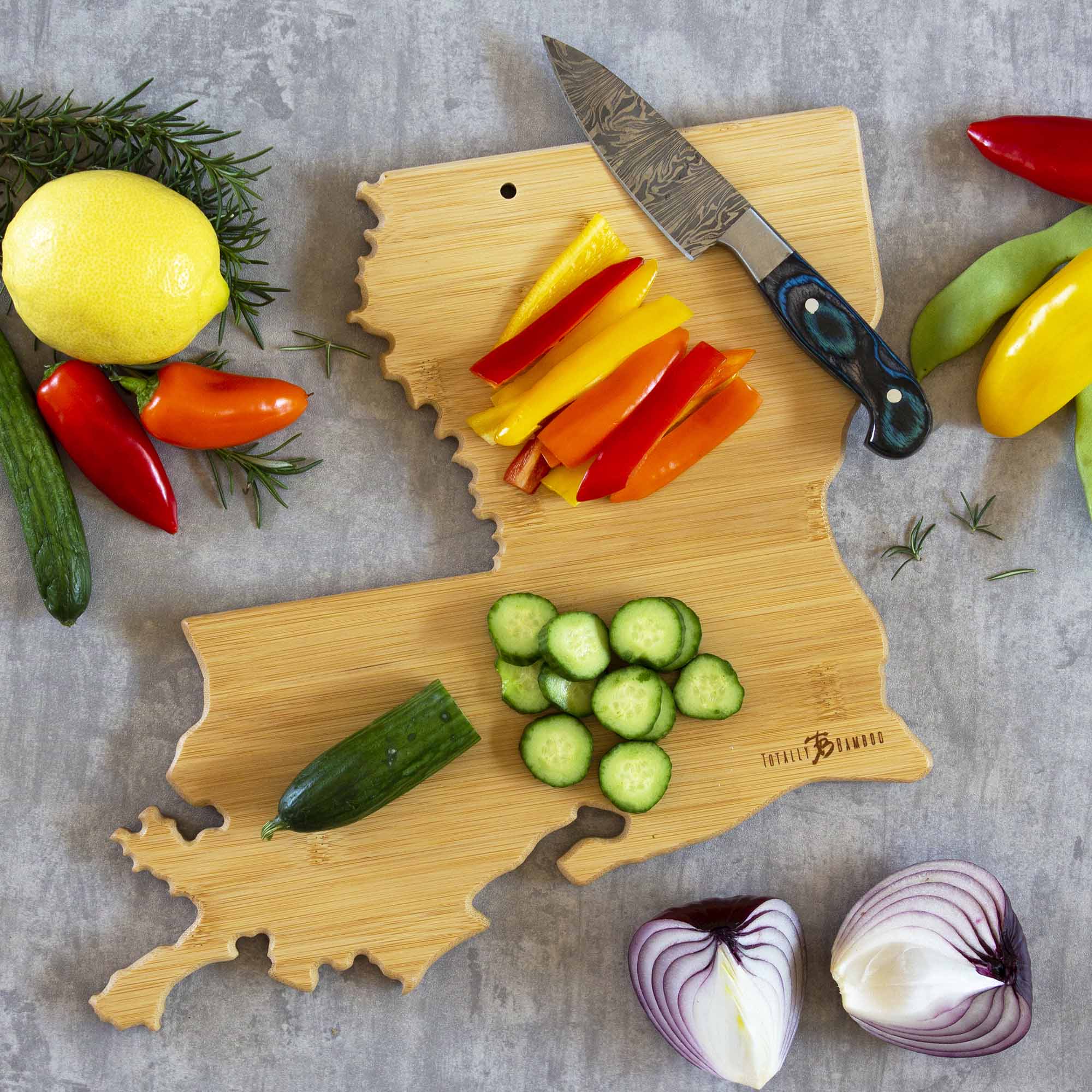 totally-bamboo-louisiana-state-shaped-cutting-board-with-fish-kiss-artwork-by-an image 4