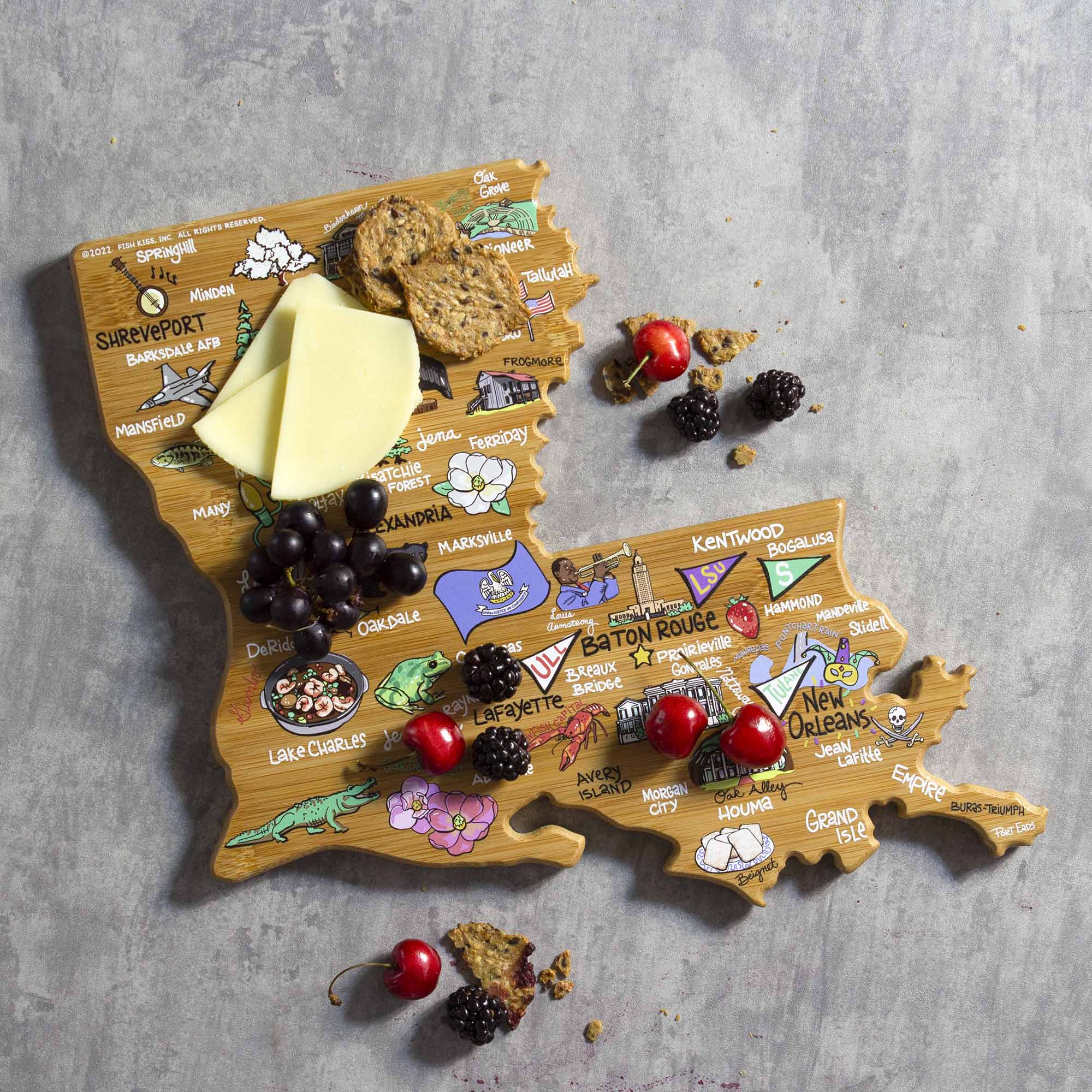 totally-bamboo-louisiana-state-shaped-cutting-board-with-fish-kiss-artwork-by-an image 2