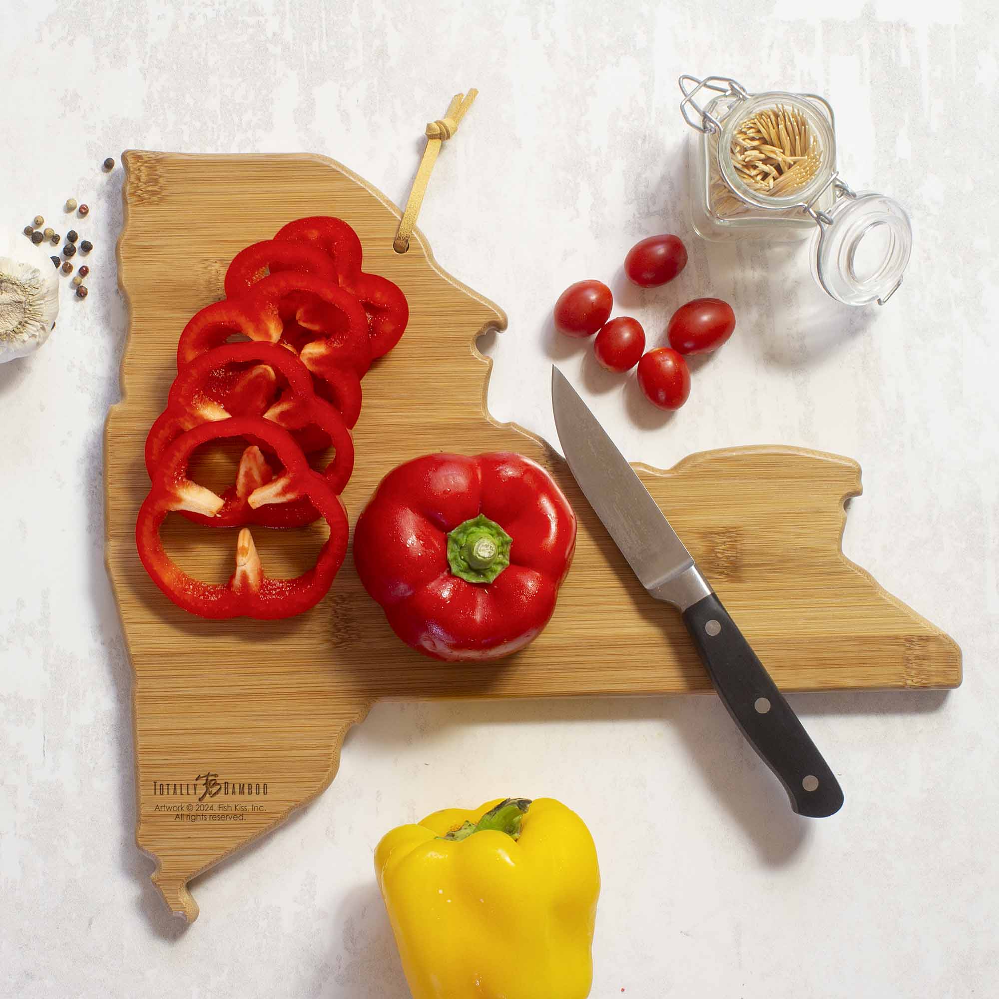 totally-bamboo-new-york-cutting-board-with-fish-kiss-artwork-state-shaped-bamboo image 3