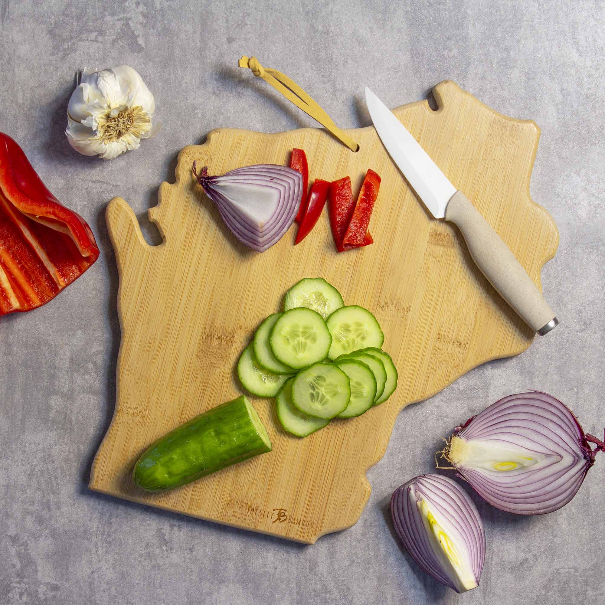 totally-bamboo-wisconsin-state-shaped-cutting-board-with-fish-kiss-artwork-food- image 4