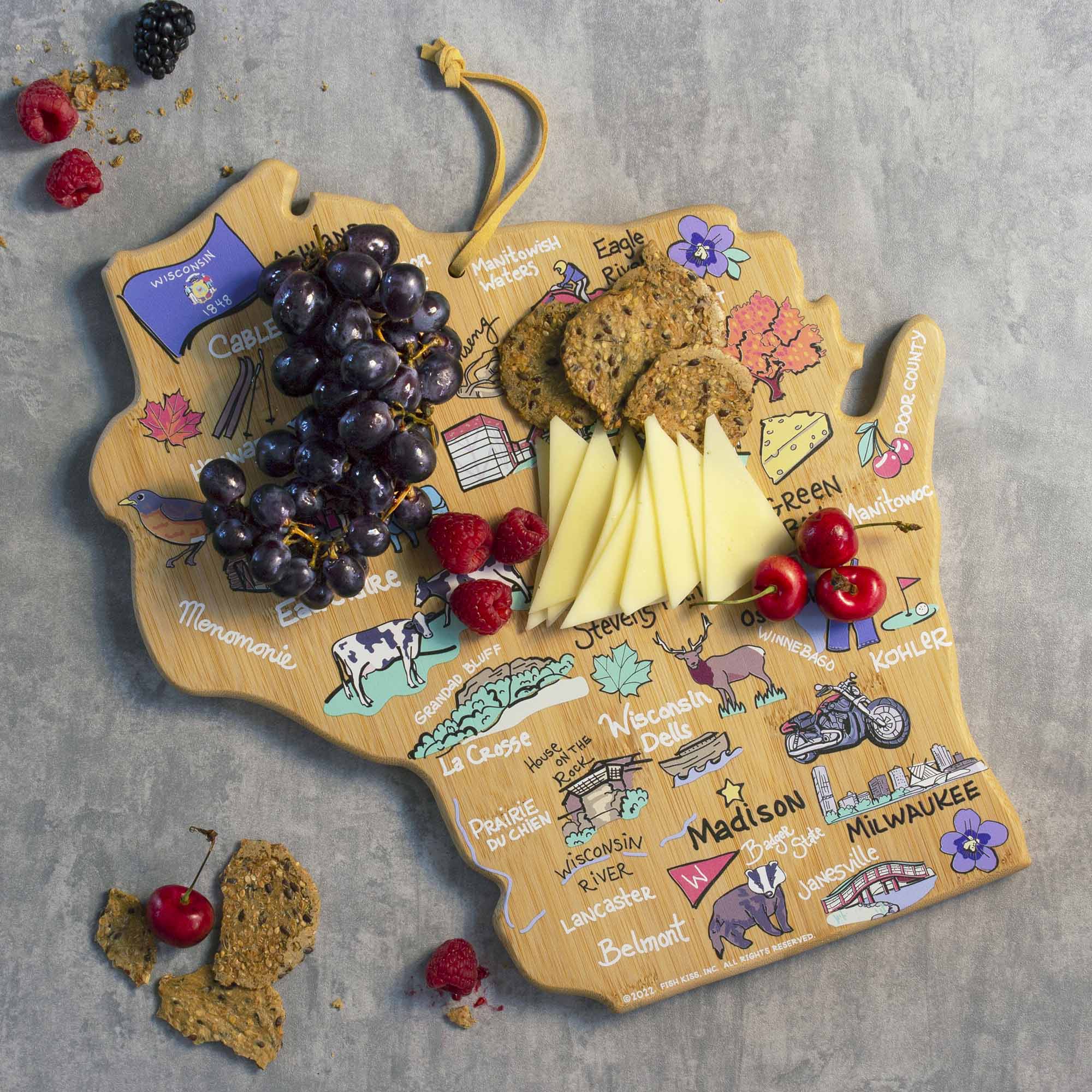 totally-bamboo-wisconsin-state-shaped-cutting-board-with-fish-kiss-artwork-food- image 2