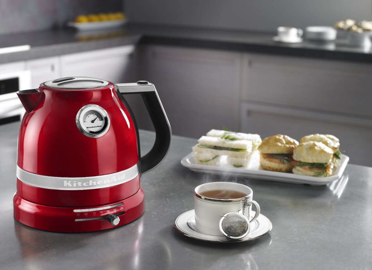kitchenaid-pro-line-series-1-5-l-electric-kettle-kek1522-candy-apple-red image 3